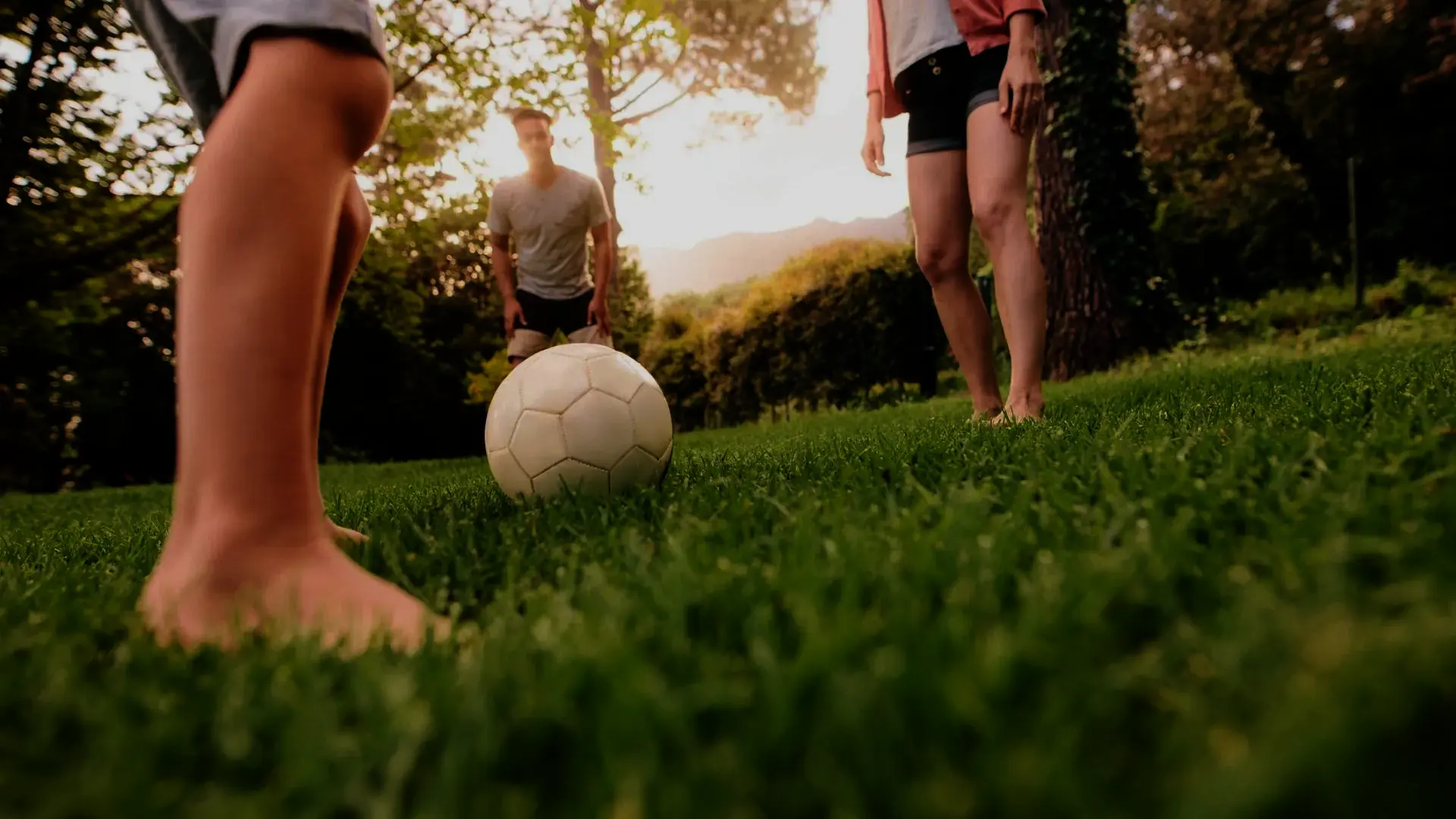Família a brincar num jardim verde em Braga