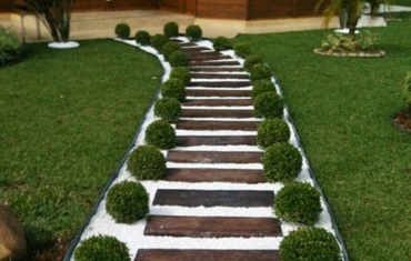 Jardim com escadas ea relva do jardim aparada